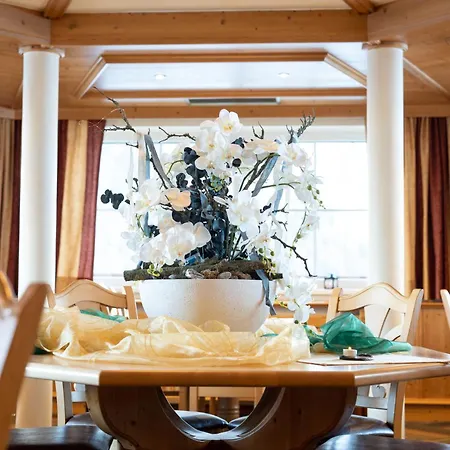 Alpin Panoramahotel Laerchenhof 4* 海利根布卢特